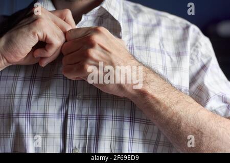 Section médiane du corps du jeune homme, mains Fesses chemise à rayures. Banque D'Images