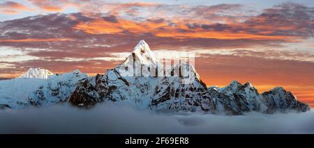 Vue en soirée sur le mont Ama Dablam sur le chemin Everest base Camp - Népal Himalaya montagnes Banque D'Images