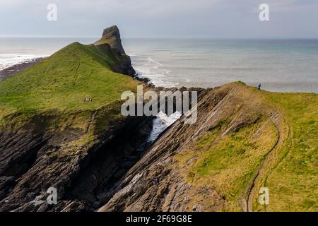 Vue aérienne d'une arche de roche naturelle sur un littoral spectaculaire (Worms Head, pays de Galles, Royaume-Uni) Banque D'Images