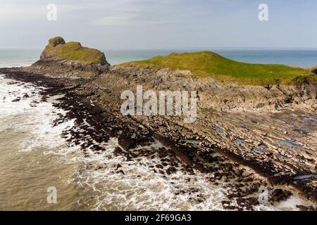 Vue aérienne d'une côte rocheuse spectaculaire et d'une arcade à marée basse (Worm's Head, pays de Galles) Banque D'Images