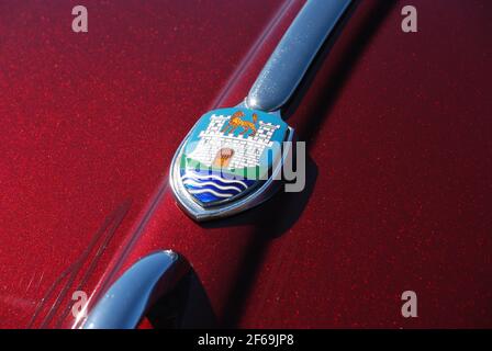 Wolfsburg Emblem sur un rouge 1959 Volkswagen Banque D'Images