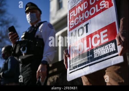 Philadelphie, États-Unis. 30 mars 2021. Un manifestant présente un signe qui plaide pour le financement des écoles, et non de la police, au cours de la marche pour les pilotes, une protestation exigeant que l'Université de Pennsylvanie et l'Université Drexel effectuent des paiements au lieu d'impôts au district scolaire de Philadelphie. Crédit : Kylie Cooper/Alay Live News Banque D'Images