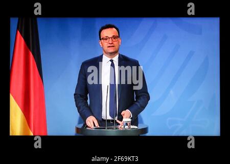 Berlin, Allemagne. 30 mars 2021. La photo prise à Berlin, en Allemagne, le 30 mars 2021 montre un écran montrant le ministre allemand de la Santé Jens Spahn participant à une conférence de presse après une réunion des gouvernements fédéral et des États allemands sur le vaccin AstraZeneca. Le vaccin AstraZeneca COVID-19 ne doit généralement être utilisé que pour les personnes âgées de 60 ans et plus à partir de mercredi, les gouvernements fédéral et d'État allemands ont décidé mardi soir. Credit: Shan Yuqi/Xinhua/Alay Live News Banque D'Images