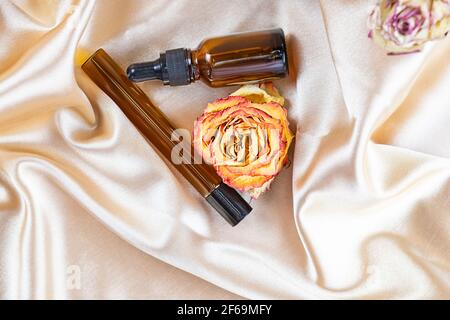 Divers récipients pour le stockage de cosmétiques en verre foncé Banque D'Images