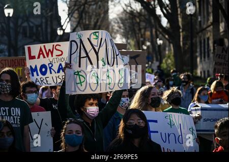 Philadelphie, États-Unis. 30 mars 2021. Un manifestant tient un panneau indiquant « Pay Up » au cours de la marche pour les pilotes, une protestation exigeant que l'Université de Pennsylvanie et l'Université Drexel effectuent des paiements au lieu d'impôts au district scolaire de Philadelphie. Crédit : Kylie Cooper/Alay Live News Banque D'Images