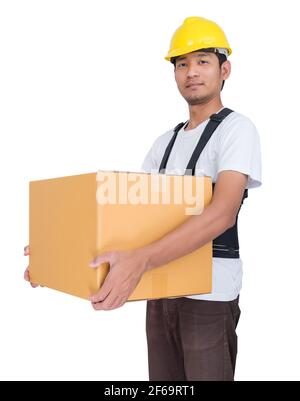 Un homme souriant soulève une boîte en carton portant une ceinture de support arrière pour protéger le corps isolé sur fond blanc Banque D'Images