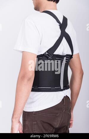 Travailleur Homme debout porter dos ceinture de soutien corps protéger la posture Banque D'Images