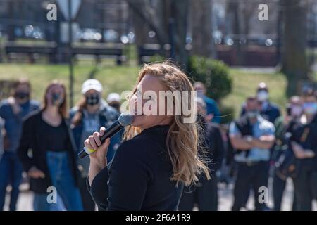 NEW YORK, NY - 30 MARS : le comédien Amy Schumer se produit à Astoria Park dans le cadre de NY PopsUp le 30 mars 2021 à Queens Borough, dans la ville de New York. NY PopsUp est un festival en cours avec des centaines de spectacles pop-up autour de New York City qui se poursuivra jusqu'au 6 septembre 2021. Crédit : Ron Adar/Alay Live News Banque D'Images