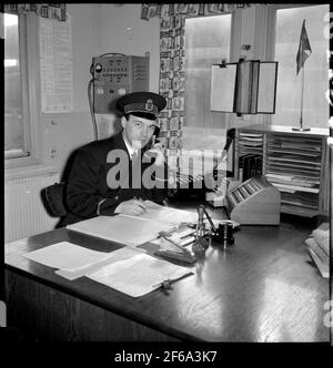 Entraînez-vous plus clairement au bureau, uniforme sombre. Banque D'Images