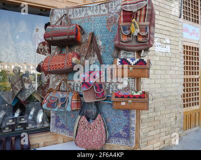 ispahan, iran - 18 mars 2016 : photo dans la rue de la ville d'ispahan Banque D'Images