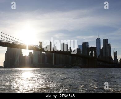 New York, États-Unis. 30 mars 2021. Le soleil se couche derrière les gratte-ciel de Manhattan depuis le New York Media Boat à New York le mardi 30 mars 2021. Photo de John Angelillo/UPI crédit: UPI/Alay Live News Banque D'Images