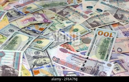 Monnaie de l'Arabie saoudite avec billets en monnaie américaine et en monnaie égyptienne . L'Arabie saoudite riyals, la livre égyptienne et le taux de change des dollars américains Banque D'Images