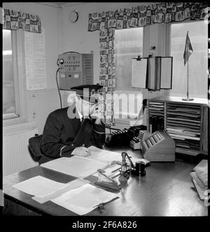 Entraînez-vous plus clairement au bureau, uniforme sombre. Banque D'Images