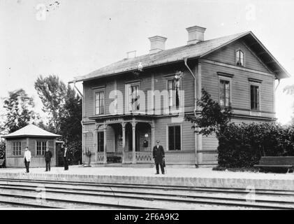 Gare de Valbo vers 1900. Stationhouse construit en 1865 et construit en 1884. Systèmes en 1896-1897. De la gauche, les stationers plus tard inspecteur de poste p.g. Åsbrink, Hammarberg, Unknown et inspecteur de station Blomqvist. Banque D'Images