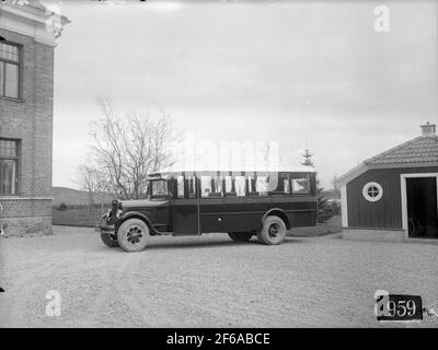 En 1928-1937 AB, les ateliers ferroviaires suédois ont augmenté leur portefeuille de produits avec des véhicules routiers de pays avec des portes de bus spéciales. Les clients avaient plusieurs fois leurs propres exigences en matière de design intérieur et d'autres détails. L'image montre Reo FB bus fait pour Varberg - Borås rail. Le bus a probablement des marais en bois de Linköping sous la plaque. Les ateliers ferroviaires suédois ont également breveté la construction en acier qui a commencé à être fabriquée à partir de 1944. Banque D'Images