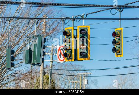 Groupe de feux de signalisation dans une intersection Banque D'Images