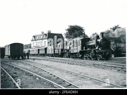 La gare a été ouverte en 1889 comme point de fin pour le blanchiment moyen et le chemin de fer de l'est Blekinge. Maison de gare à plâtrés sur deux étages. 1957 faisait partie de Karlskrona Central. Entraînez-vous avec la locomotive à vapeur. BKB Lok 13. BKB Lok9. Banque D'Images