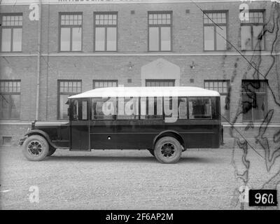 En 1928-1937 AB, les ateliers ferroviaires suédois ont augmenté leur portefeuille de produits avec des véhicules routiers de pays avec des portes de bus spéciales. Les clients avaient plusieurs fois leurs propres exigences en matière de design intérieur et d'autres détails. L'image montre Reo FB bus fait pour Varberg - Borås rail. Le bus a probablement des marais en bois de Linköping sous la plaque. Les ateliers ferroviaires suédois ont également breveté la construction en acier qui a commencé à être fabriquée à partir de 1944. Banque D'Images