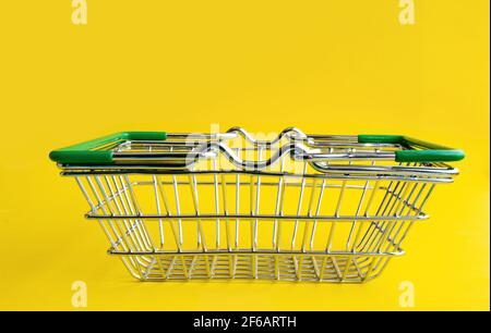 Le panier à provisions est vide. Panier en métal pour les achats en magasin. Empilage de produits. Banque D'Images