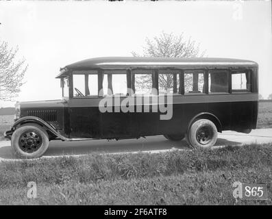 En 1928-1937 AB, les ateliers ferroviaires suédois ont augmenté leur portefeuille de produits avec des véhicules routiers de pays avec des portes de bus spéciales. Les clients avaient plusieurs fois leurs propres exigences en matière de design intérieur et d'autres détails. L'image montre Reo FB bus fait pour Varberg - Borås chemin de fer, WBJ. Le bus a probablement des marais en bois de Linköping sous la plaque. Les ateliers ferroviaires suédois ont également breveté la construction en acier qui a commencé à être fabriquée à partir de 1944. Banque D'Images