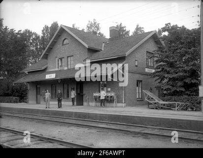 La gare a ouvert pour la circulation le 1er octobre 1869. Le bâtiment (un étage et demi en brique) a été modernisé en 1946, lorsque l'eau et les eaux usées ont été installées. Station ouverte 1/10 1869, arrêt 18/6 1973, mais à gauche comme station de technologie de la circulation. La maison de la gare a vendu Banque D'Images