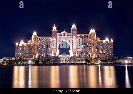 Vue sur l'hôtel Atlantis avec reflet coloré sur l'eau capturée depuis la Pointe Palm Jumeirah. Photographie nocturne longue exposition des nuits de dubaï. Banque D'Images