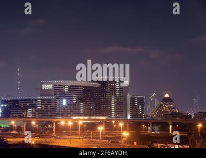 Vue sur l'hôtel lumineux Grand Hyatt et le centre commercial Wafi, capturé depuis le pont de gharhoud Dubai, les Émirats Arabes Unis avec Burj Khalifa et en arrière-plan Banque D'Images