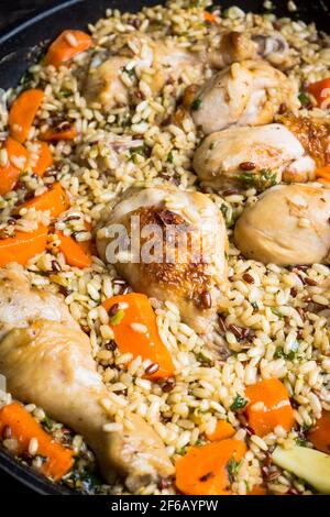 Riz frit avec légumes et poulet dans une casserole. Mise au point sélective. Banque D'Images