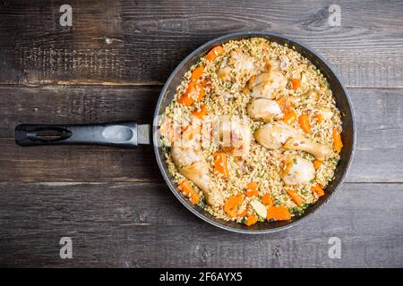 Riz frit avec légumes et poulet dans une casserole. Mise au point sélective. Banque D'Images