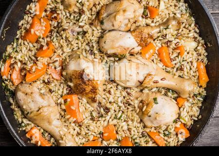 Riz frit avec légumes et poulet dans une casserole. Mise au point sélective. Banque D'Images