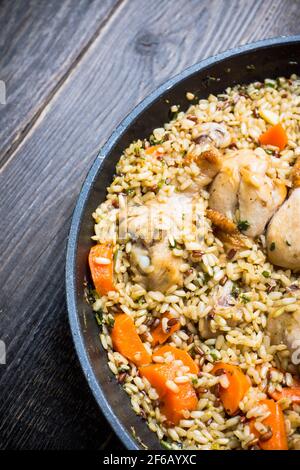 Riz frit avec légumes et poulet dans une casserole. Mise au point sélective. Banque D'Images