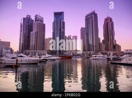 Magnifiques gratte-ciel, appartements, pont de croisière et hôtels capturés pendant le coucher du soleil du soir à partir de la Marina Mall Dubai Marina Promenade. Banque D'Images