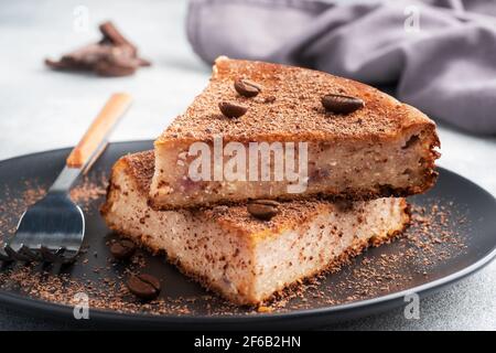 Une tranche de caillé de chocolat sur une assiette, une portion de gâteau avec du chocolat et du café Banque D'Images