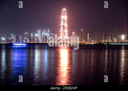 1er janvier 2021, Dubaï, émirats arabes unis. VUE SUR LES FEUX D'ARTIFICE SPECTACULAIRES AU BURJ KHALIFA LORS DE LA CÉLÉBRATION DE LA NOUVELLE ANNÉE 2021 CAPTURÉE DEPUIS LE PORT DE CREEK Banque D'Images