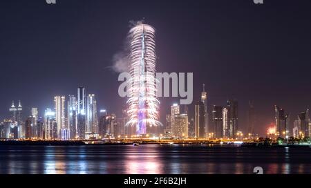 1er janvier 2021, Dubaï, émirats arabes unis. VUE SUR LES FEUX D'ARTIFICE SPECTACULAIRES AU BURJ KHALIFA ILLUMINÉ AVEC LES COULEURS DU DRAPEAU DES ÉMIRATS ARABES UNIS PENDANT LA NOUVELLE ANNÉE 2021 Banque D'Images