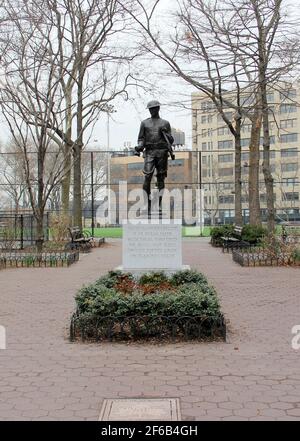 Flanders Field Memorial, aux soldats américains tombés pendant la première Guerre mondiale, dans le DeWitt Clinton Park, situé à West 52nd Street, New York, NY, Etats-Unis Banque D'Images