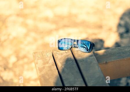 Le modèle classique de lunettes de soleil avec verres bleus prend des photos à l'extérieur par temps ensoleillé. Mise au point sélective Banque D'Images