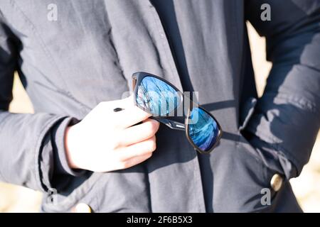 Le modèle classique de lunettes de soleil avec verres bleus prend des photos à l'extérieur par temps ensoleillé. Mise au point sélective Banque D'Images