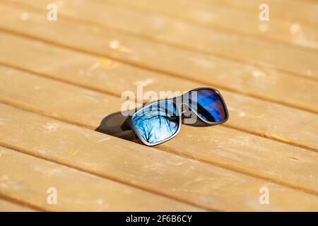 Le modèle classique de lunettes de soleil avec verres bleus prend des photos à l'extérieur par temps ensoleillé. Mise au point sélective Banque D'Images