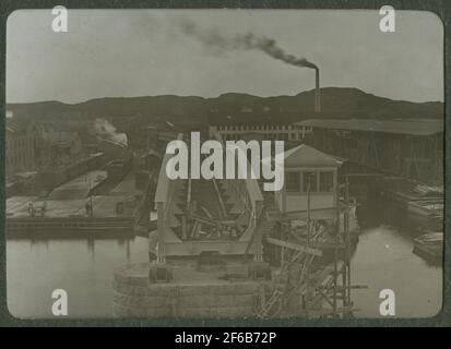 Pont sur Götaälv, l'actuel Marieholmbron a été construit en 1908 et a été pris en mars 1909. Il a été remplacé par du béton en 1996. À gauche station Göteborg-Tingstad. Banque D'Images