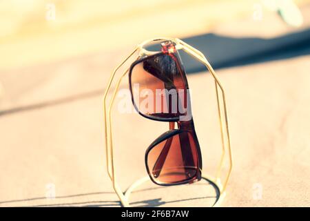 Lunettes de soleil classiques design pour hommes et femmes avec verres bruns et cadre brun Shoot à l'extérieur dans un jour d'été gros plan. Mise au point sélective Banque D'Images