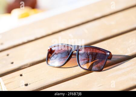 Lunettes de soleil classiques design pour hommes et femmes avec verres bruns et cadre brun Shoot à l'extérieur dans un jour d'été gros plan. Mise au point sélective Banque D'Images