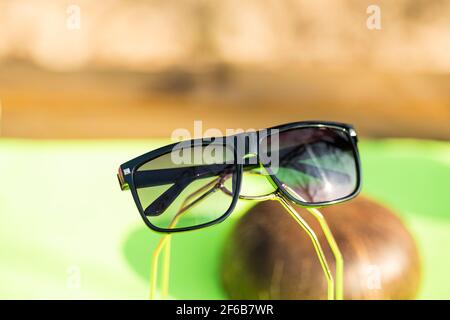 Lunettes de soleil classiques pour hommes et femmes avec verres noirs et cadre noir Shoot à l'extérieur dans une journée d'été gros plan. Mise au point sélective Banque D'Images