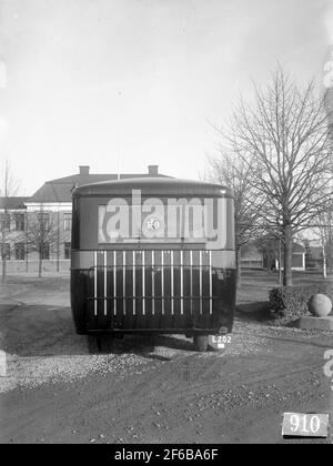 En 1928-1937 AB, les ateliers ferroviaires suédois ont augmenté leur portefeuille de produits avec des véhicules routiers de pays avec des portes de bus spéciales. Les clients avaient plusieurs fois leurs propres exigences en matière de design intérieur et d'autres détails. L'image montre Reo FB bus fait pour Varberg - Borås rail. Le bus a probablement des marais en bois de Linköping sous la plaque. Les ateliers ferroviaires suédois ont également breveté la construction en acier qui a commencé à être fabriquée à partir de 1944. E 202. Banque D'Images