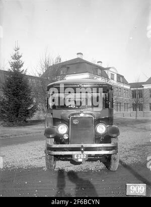 En 1928-1937 AB, les ateliers ferroviaires suédois ont augmenté leur portefeuille de produits avec des véhicules routiers de pays avec des portes de bus spéciales. Les clients avaient plusieurs fois leurs propres exigences en matière de design intérieur et d'autres détails. L'image montre Reo FB bus fait pour Varberg - Borås rail. Le bus a probablement des marais en bois de Linköping sous la plaque. Les ateliers ferroviaires suédois ont également breveté la construction en acier qui a commencé à être fabriquée à partir de 1944. E 202. Banque D'Images