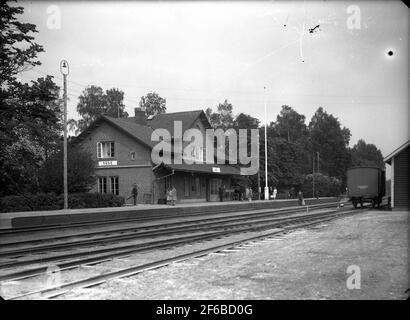 La gare a ouvert pour la circulation le 1er octobre 1869. Le bâtiment (un étage et demi en brique) a été modernisé en 1946, lorsque l'eau et les eaux usées ont été installées. Station ouverte 1/10 1869, arrêt 18/6 1973, mais à gauche comme station de technologie de la circulation. La maison de la gare a vendu Banque D'Images