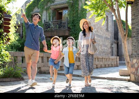 Jeune famille chinoise appréciant des vacances Banque D'Images