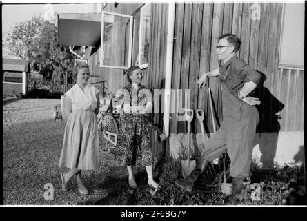 Un employé du TGOJ à la maison dans sa ferme avec sa famille. La compagnie de circulation Grängesberg-Oxelösund chemins de fer. Banque D'Images