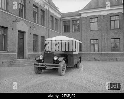 En 1928-1937 AB, les ateliers ferroviaires suédois ont augmenté leur portefeuille de produits avec des véhicules routiers de pays avec des portes de bus spéciales. Les clients avaient plusieurs fois leurs propres exigences en matière de design intérieur et d'autres détails. L'image montre Reo FB bus fait pour Varberg - Borås rail. Le bus a probablement des marais en bois de Linköping sous la plaque. Les ateliers ferroviaires suédois ont également breveté la construction en acier qui a commencé à être fabriquée à partir de 1944. Banque D'Images