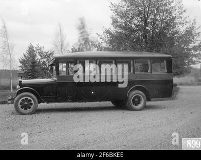 En 1928-1937 AB, les ateliers ferroviaires suédois ont augmenté leur portefeuille de produits avec des véhicules routiers de pays avec des portes de bus spéciales. Les clients avaient plusieurs fois leurs propres exigences en matière de design intérieur et d'autres détails. L'image montre Reo FB bus fait pour Varberg - Borås rail. Banque D'Images